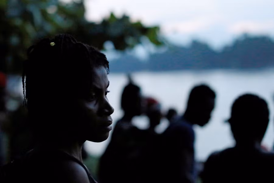 Nhóm người tị nạn chuẩn bị vượt biên trái phép để tiến vào Mexico. Nguồn ảnh: Theatlantic.