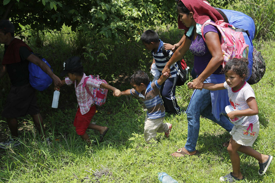 Với những người khôn ngoan hơn, họ chọn con đường vượt biên không chính thức bằng cách trả tiền cho lũ cò mồi để được dẫn đường. Nguồn ảnh: Theatlantic.