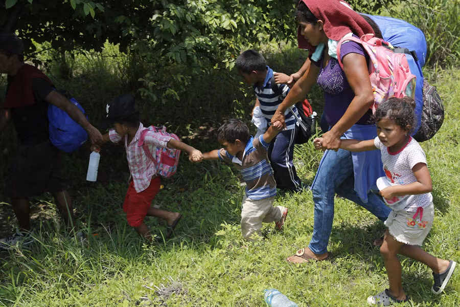 Với những người khôn ngoan hơn, họ chọn con đường vượt biên không chính thức bằng cách trả tiền cho lũ cò mồi để được dẫn đường. Nguồn ảnh: Theatlantic.