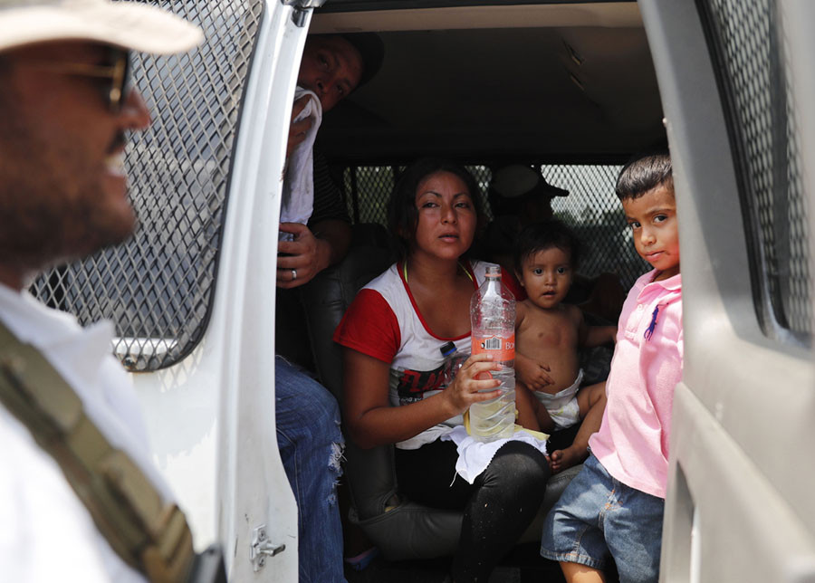 Nhiều người không có giấy tờ bị bắt giữ và đưa về trại tạm giam cùng cả gia đình, con cái mình. Nguồn ảnh: Theatlantic.