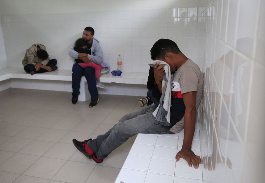 Bên trong một phòng tạm giam của Mexico ở biên giới giữa nước này với Guatemala, có thể thấy trẻ em cũng bị nhốt chung cùng với cha mẹ bên trong căn phòng này. Nguồn ảnh: Theatlantic.