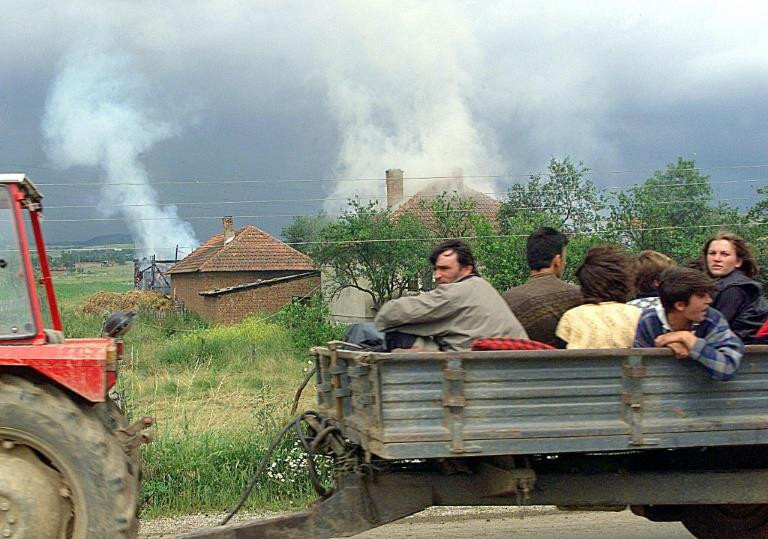 Nhưng đối với người Serb, khi quân đội NATO tiến vào Kosovo cũng là ngày mà họ phải rời đi theo Hiệp định Kumanovo. Một nửa dân số người Serb bị trục xuất khỏi Kosovo, biến Serbia trở thành quốc gia có số người tị nạn cao nhất châu Âu. Theo Belgrade, khoảng 200.000 người Serb và Romania buộc phải rời khỏi Kosovo, nơi họ đã sinh sống hàng thế kỷ. Ảnh: AFP.