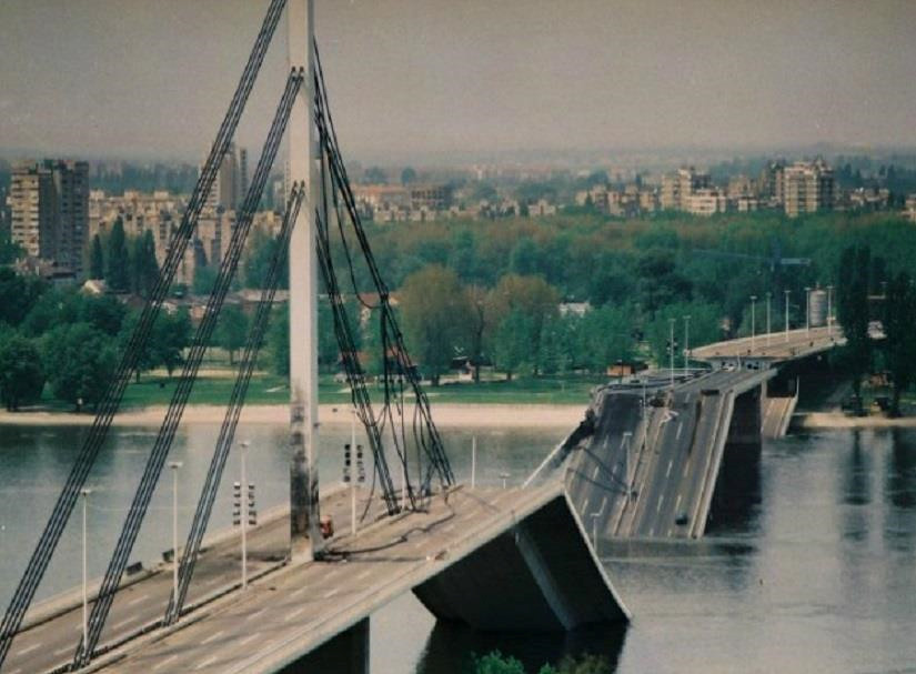 Các đợt không kích của NATO gây thiệt hại nặng về cơ sở hạ tầng cho các thành phố lớn của Nam Tư cũ và khiến hàng trăm thường dân thiệt mạng. Mục tiêu của NATO là buộc quân đội Serbia rút quân, tạo ra một thỏa thuận có lợi cho người Albani. Đây là chiến dịch quân sự đầu tiên của NATO mà không có sự phê duyệt của Hội đồng Bảo an Liên Hợp Quốc. Ảnh: Balkan Transitional Justice.