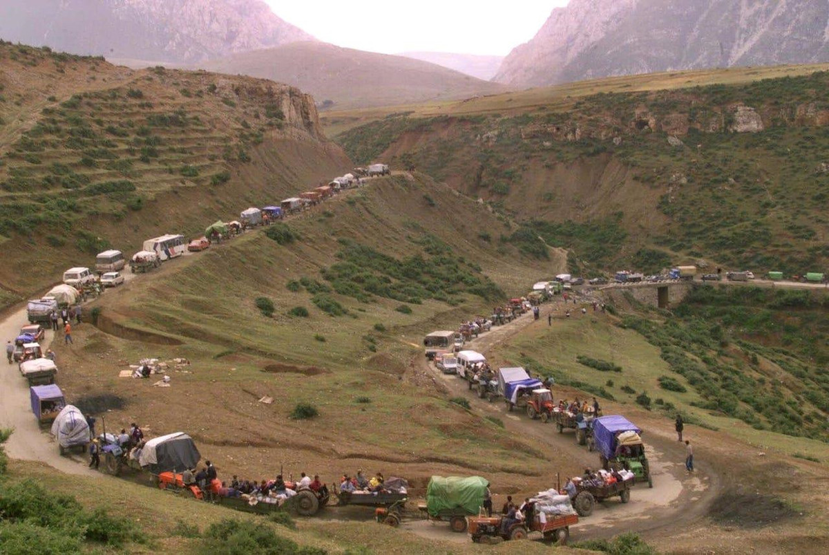 Đoàn xe của người Serb rời khỏi Kosovo sau chiến tranh. 20 năm sau, những vết thương do bom đạn có thể đã lành, nhưng đối với người dân, ký ức về những ngày tháng đau thương, bị hãm hiếp, cưỡng bức vẫn chưa thể nguôi ngoai. Ảnh: AP.