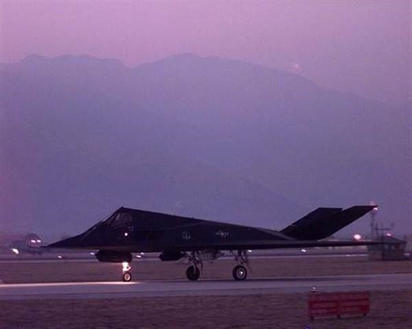 Quân đội NATO do Mỹ dẫn đầu với sức mạnh quân sự áp đảo, đặc biệt là sự xuất hiện tham chiến của máy bay ném bom tàng hình F-117A Nighthawk và các vũ khí dẫn đường công nghệ cao nhanh chóng đánh bại sức mạnh quân đội Serbia. Ngoại trừ Hy Lạp, toàn bộ các nước NATO đều tham gia chiến dịch ở những mức độ khác nhau. Ảnh: Không quân Mỹ.