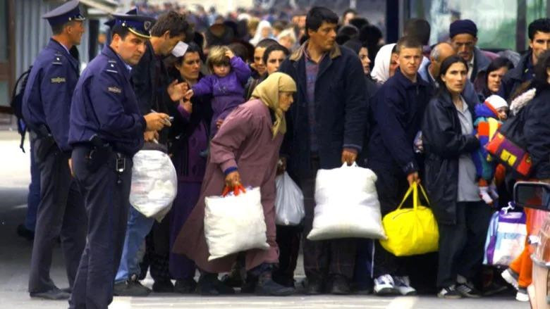 Người tị nạn Albani vội vã chạy khỏi cuộc Nội chiến ở Kosovo sang các nước láng giềng để lánh nạn. Sau nhiều giải pháp ngoại giao thất bại, NATO tiến hành can thiệp quân sự vào Kosovo và gọi đây là "cuộc chiến nhân đạo". Ảnh: AP.