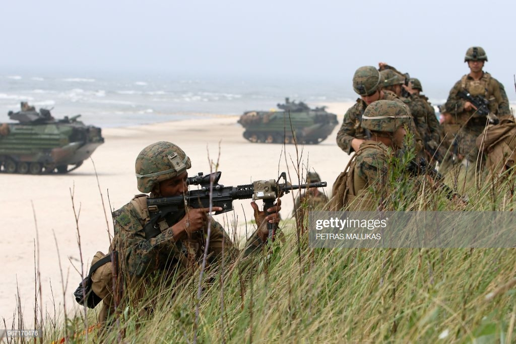 Việc tiến hành một cuộc đổ bộ trên biển cũng chắc chắn sẽ ngốn của Mỹ không ít thương vong về người. Ngoài ra, một cuộc đổ bộ trên biển cũng sẽ mang tính đánh cược nhiều hơn vì nếu thất bại, Iran sẽ có được rất nhiều tù binh Mỹ, có cái cớ để ép Mỹ ngồi vào bàn đàm phán với quốc gia này. Nguồn ảnh: Gettyimg.