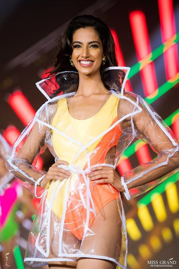 Điều này khiến các chuyên trang sắc đẹp quốc tế đã sớm đánh tiếng Meenakshi Chaudhary có thừa tiềm năng tỏa sáng nếu được trao cơ hội tham gia Miss Universe.