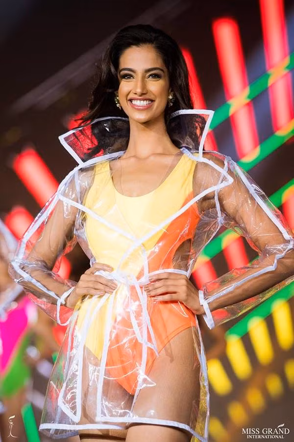 Điều này khiến các chuyên trang sắc đẹp quốc tế đã sớm đánh tiếng Meenakshi Chaudhary có thừa tiềm năng tỏa sáng nếu được trao cơ hội tham gia Miss Universe.