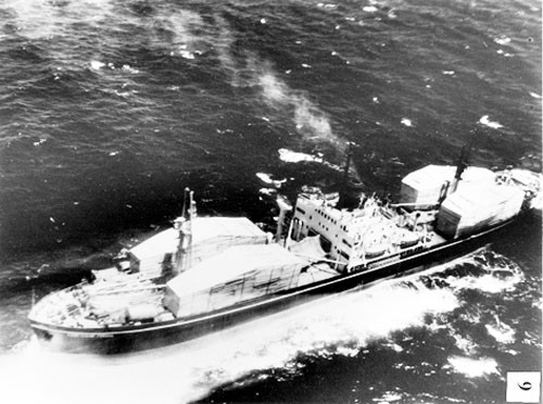 Bất chấp thái độ cứng rắn của Mỹ, Liên Xô thậm chí còn tỏ ra cứng đầu hơn khi huy động các tàu hàng chở vũ khí tới thẳng Cuba vượt qua rừng rừng lớp lớp tàu chiến của Hải quân Mỹ đang hoạt động trong khu vực này. Nguồn ảnh: Thearchive.