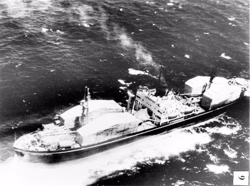 Bất chấp thái độ cứng rắn của Mỹ, Liên Xô thậm chí còn tỏ ra cứng đầu hơn khi huy động các tàu hàng chở vũ khí tới thẳng Cuba vượt qua rừng rừng lớp lớp tàu chiến của Hải quân Mỹ đang hoạt động trong khu vực này. Nguồn ảnh: Thearchive.