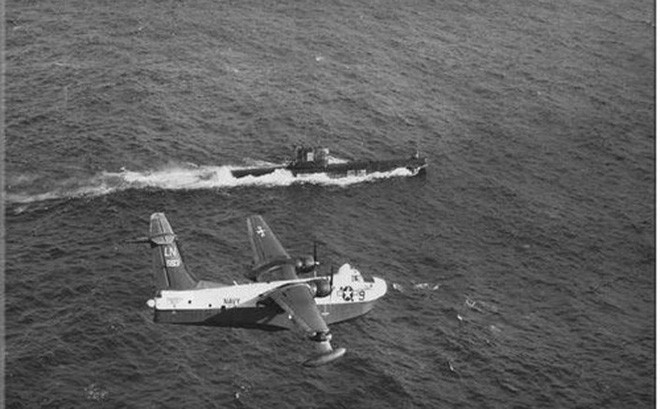 Cuộc khủng hoảng tên lửa này đã khai sinh ra một đường dây nóng thoả hiệp giữa Moscow và Washington - một đường dây cho phép lãnh đạo cấp cao nhất của hai nước liên hệ với nhau ngay lập tức để giải quyết các hiểu lầm, xung đột ở mức độ thấp ngay khi sự việc xảy ra, tránh đẩy vụ việc đi quá xa ngoài tầm kiểm soát của hai cường quốc này. Tới nay, đường dây nóng giữa Moscow và Washington vẫn tiếp tục được duy trì. Nguồn ảnh: Thearchive.