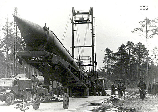 Để ngăn cản việc Liên Xô chuyển tên lửa đạn đạo chiến lược mang đầu đạn hạt nhân tới Cuba, Mỹ đã sử dụng tới biên pháp mạnh bao gồm việc phô trương lực lượng hải quân bên ngoài lãnh hải Cuba và tính tới việc cô lập Cuba bằng quân sự. Nguồn ảnh: Thearchive.