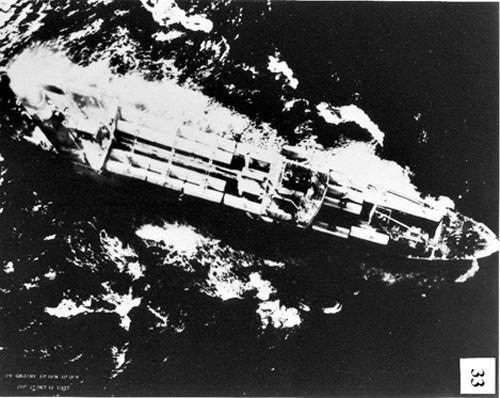 Ngoài mặt, cả Liên Xô lẫn Mỹ đều tỏ ra không khoan nhượng lẫn nhau ngoài khơi Cuba nhưng thực chất ở phía sau hậu trường, hai quốc gia này liên tục có các cuộc họp kín ở cấp cao nhằm giải quyết cuộc khủng hoảng này một cách êm thấm. Nguồn ảnh: Thearchive.