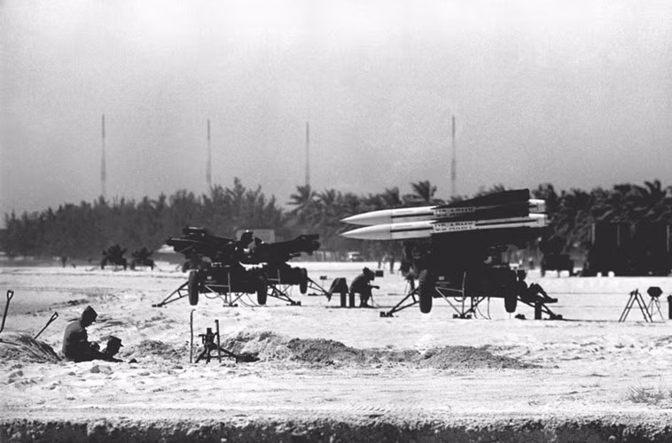 Trong khi ở ngoài khơi bãi biển Florida, Mỹ đã cho triển khai các hệ thống phòng không đánh chặn tên lửa thì ở phía sau, Tổng thống John F. Kennedy của Mỹ và nhà lãnh đạo Nikita Khrushchev của Liên Xô cuối cùng đã tìm đến một thoả thuận mang tính ngoại giao giữa cả hai quốc gia. Nguồn ảnh: Thearchive.