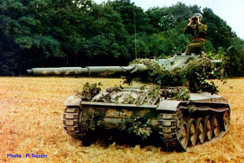 Cơ cấu nạp đạn tự động của AMX-13 được trang bị với hai vòng nạp đạn, mỗi vòng chứa tối đa 6 viên. Tốc độ bắn của AMX-13 từng được coi là nhanh nhất thế giới với 10 phát mỗi phút và lần đầu tiên trong lịch sử, kíp chiến đấu xe tăng được giảm quân số xuống còn ba người. Nguồn ảnh: Common.