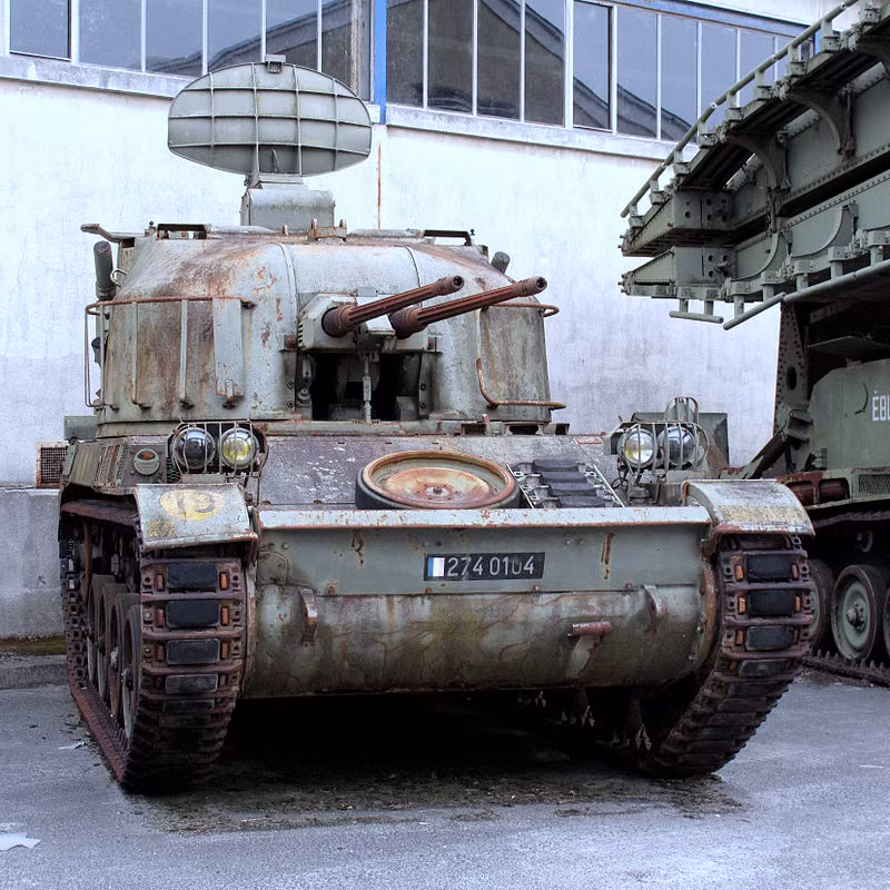 Hiện tại, trên thế giới còn hơn 10 quốc gia sử dụng loại xe tăng này trong biên chế của mình và một loạt các biến thể của nó đã được ra đời, phục vụ cho nhiều mục đích khác nhau trên chiến trường. Ảnh: AMX-13 được cải biên thành phiên bản pháo phòng không tự hành. Nguồn ảnh: Common.