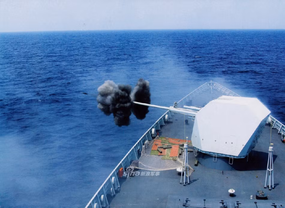 Các loại hải pháo của Trung Quốc có cỡ nòng 130mm đều được phát triển dựa trên khẩu hải pháo của Liên Xô trước đây. Khẩu hải pháo nội địa đầu tiên của Trung Quốc có cỡ nòng 130mm được nước này sử dụng trên tàu khu trục hộ vệ tên lửa Type 051.