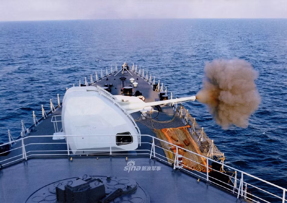 Bắt đầu từ thập niên 90 của thế kỷ trước, Trung Quốc đã đưa vào sản xuất các loại hải pháo thế hệ mới do Liên Xô thiết kế. Nổi bật nhất trong số này phải kể tới hải pháo AK-130. Đây là loại pháo có tốc độ bắn cao, tầm bắn xa và uy lực lớn.