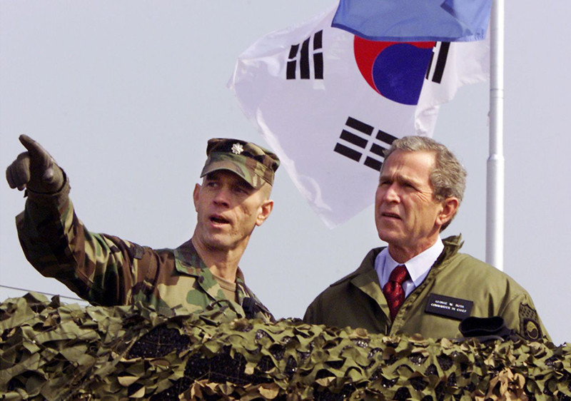 Tổng thống George W. Bush đứng trên Đài quan sát ở DMZ ngày 20/2/2002. Ảnh: AP