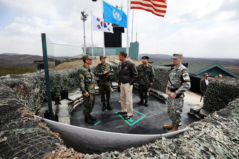 Tổng thống Barack Obama đang lắng nghe các quan chức Hàn Quốc trên Đài quan sát trong chuyến thăm Khu an ninh chung thuộc DMZ ngày 25/3/2012. Ảnh: Getty