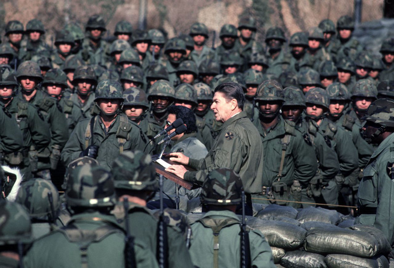 Tổng thống Ronald Reagan phát biểu trước các binh sỹ tại Khu phi quân sự ngày 13/11/1982. Ảnh: Getty