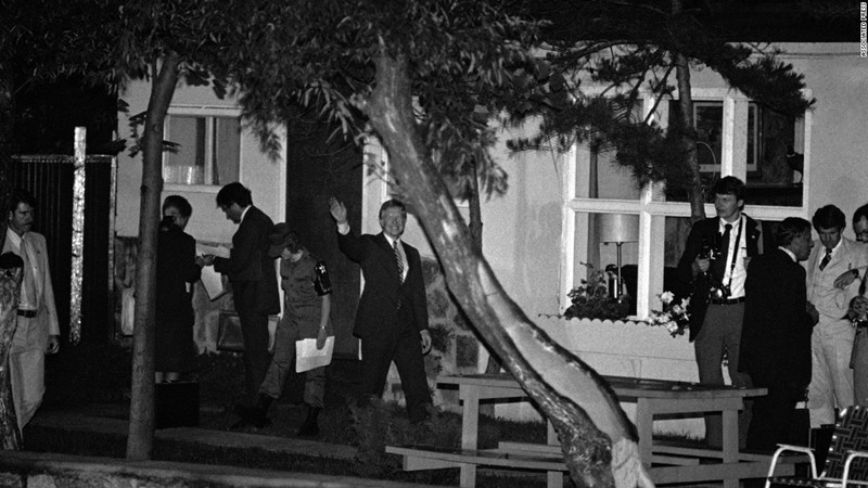 Tổng thống Mỹ Jimmy Cater vẫy tay chào các binh sỹ ở Trại Casey phía nam Khu phi quân sự (DMZ), ngày 29/6/1979. Ông đã nghỉ 1 đêm tại trại Casey này trước khi về Seoul gặp Tổng thống Park Chung Hee. Ảnh: CNN