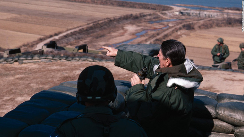 Tổng thống Ronald Reagan thăm các binh sỹ ở trại Casey phía nam Khu phi quân sự giữa Hàn Quốc và Triều Tiên ngày 13/11/1982. Ảnh: Getty