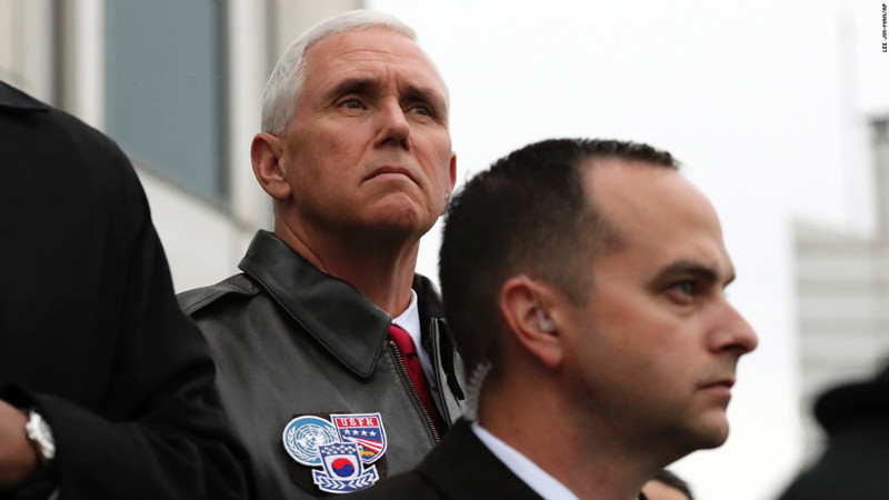 Phó Tổng thống Mỹ Mike Pence tới thăm DMZ ngày 17/4/2017, một ngày sau khi Triều Tiên phóng thử tên lửa nhưng thất bại.