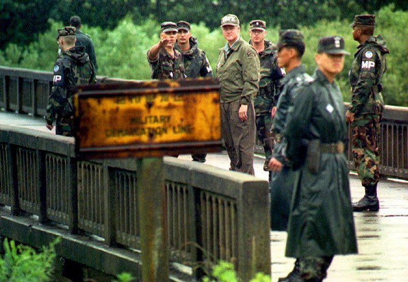Tổng thống Bill Clinton đi bộ trên cây cầu Không Trở lại trong chuyến thăm DMZ ngày 11/7/1993. Ảnh: Getty