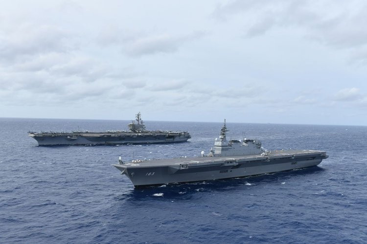 Tàu sân bay USS Ronald Reagan được đóng theo lớp Nimitz cải tiến ở phía xa, khu trục hạm JS Izumo có thiết tương đương như một tàu sân bay của Lực lượng Phòng vệ Nhật Bản ở phía gần. Nguồn ảnh: BI.