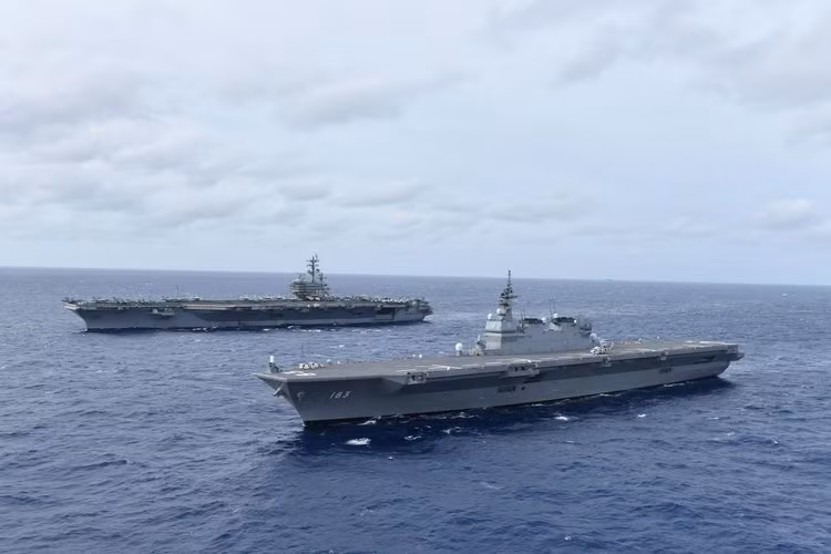 Tàu sân bay USS Ronald Reagan được đóng theo lớp Nimitz cải tiến ở phía xa, khu trục hạm JS Izumo có thiết tương đương như một tàu sân bay của Lực lượng Phòng vệ Nhật Bản ở phía gần. Nguồn ảnh: BI.