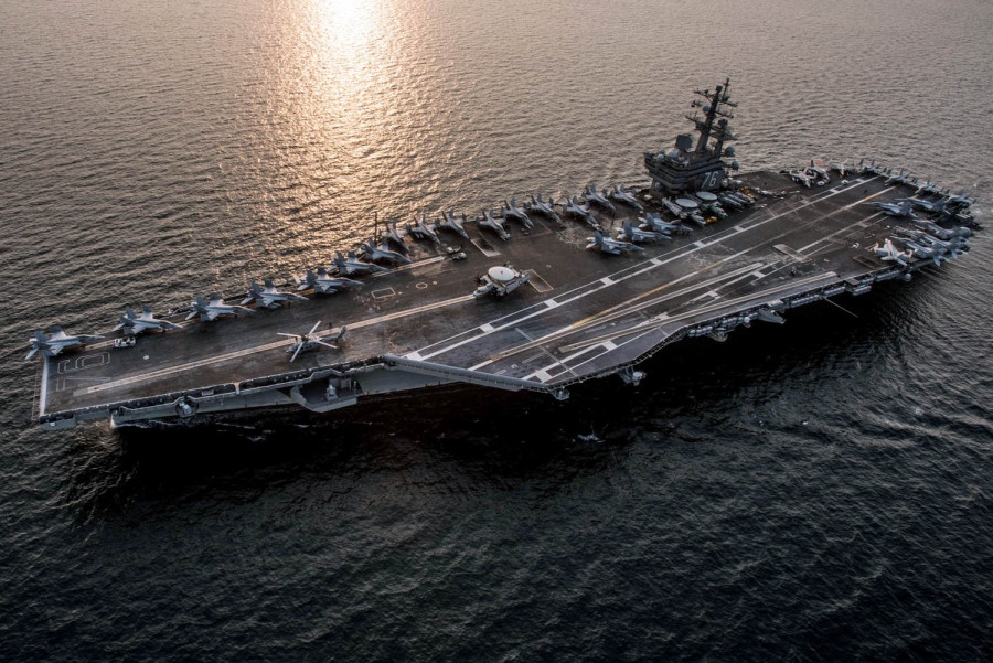 Giống các hàng không mẫu hạm lớp Nimitz cải tiến khác, USS Ronald Reagan có độ giãn nước tối đa lên tới 101.000 tấn, chiều dài tổng cộng 332 mét và có lườn rộng 76,8 mét. Tàu có mớm nước tối đa 11,3 mét khi đầy tải. Nguồn ảnh: BI.
