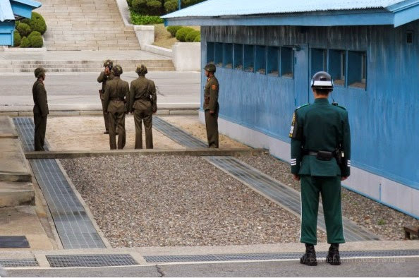 Đến nay, đây vẫn là một trong những khu vực cực kỳ nguy hiểm với đường biên giới chia đôi các căn nhà nơi từng được dùng để ký kết thỏa thuận ngừng bắn, binh lính Hàn Quốc và Triều Tiên đứng canh gác khu vực này chỉ đứng cách nhau vài bước chân. Nguồn ảnh: Googleplus.