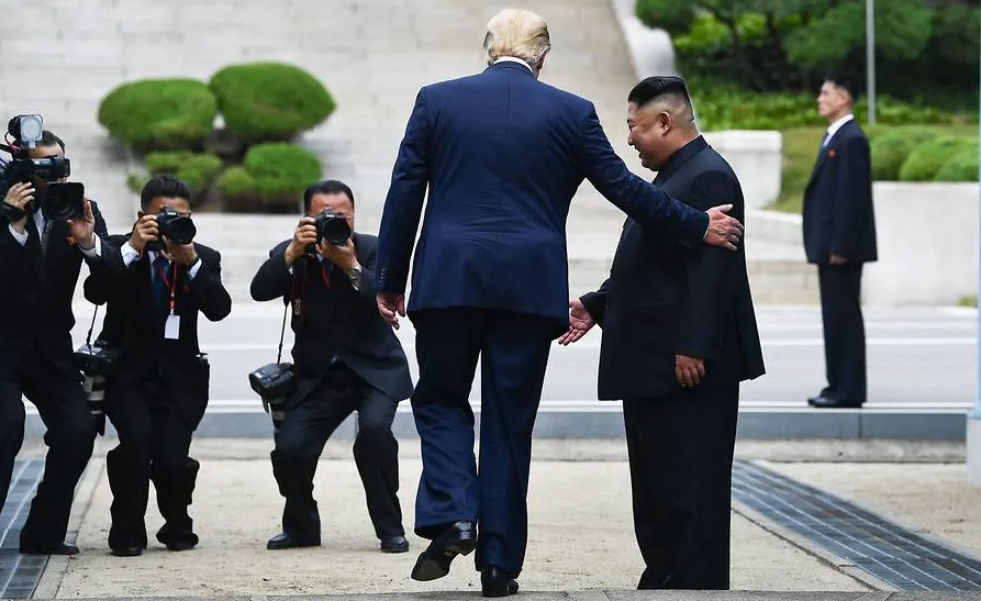 Cách đây ít giờ, Tổng thống Mỹ Donald Trump đã trở thành Tổng thống Mỹ đang đương chức đầu tiên trong lịch sử ghé thăm Triều Tiên bằng cách băng qua gờ biên giới giữa hai miền trong khu vực này. Nguồn ảnh: CNN.