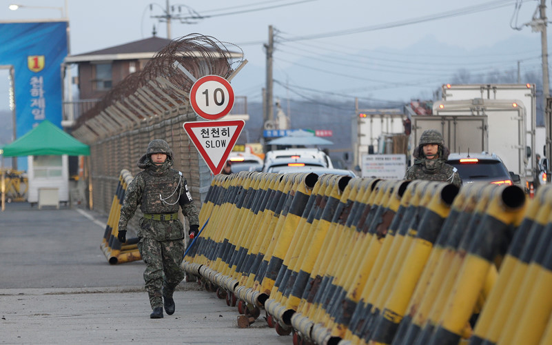 Các cây cầu ở khu vực phi quân sự đều được canh gác rất cẩn mật với hệ thống tường rào cực kỳ chắc chắn. Ngoài ra còn có các bãi mìn dày đặc được cả hai phía rải ra khu vực phi quân sự này. Nguồn ảnh: Affairs.