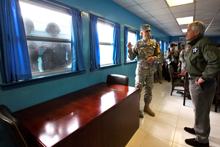 Bên trong căn nhà này thuộc lãnh thổ Hàn Quốc, ngay bên ngoài cửa sổ là những binh lính Triều Tiên. Nguồn ảnh: Vosiz.