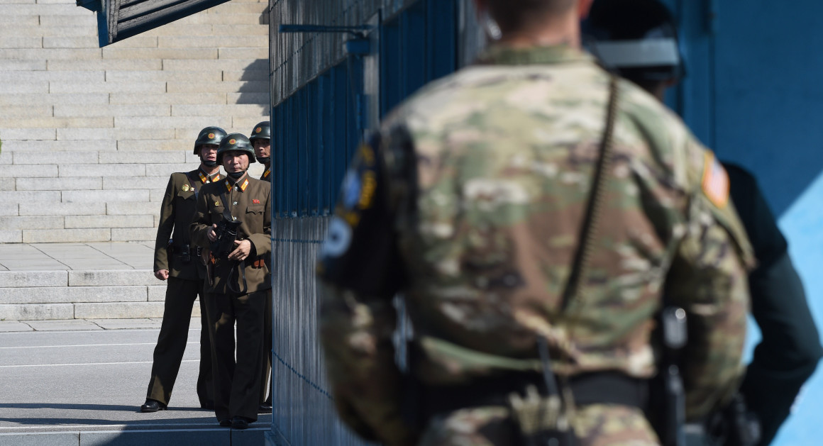 Trong khi đó phía Triều Tiên lại thường mang máy quay phim, chụp ảnh để "nhận mặt" những lính gác Hàn Quốc đứng ở ngay bên kia biên giới. Nguồn ảnh: CNN.