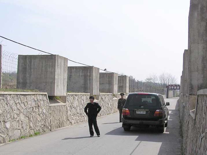 Một cây cầu dẫn vào khu phi quân sự có hàng chục tảng đá to khổng lồ được đặt chênh vênh phía trên gờ tường, trong trường hợp xảy ra chiến tranh, chỉ cần dùng một lượng nhỏ thuốc nổ cũng đủ sức đẩy những hòn đá này đổ xuống cầu, chặn đường tiến công của xe tăng và cơ giới địch tràn qua. Nguồn ảnh: Comtourist.