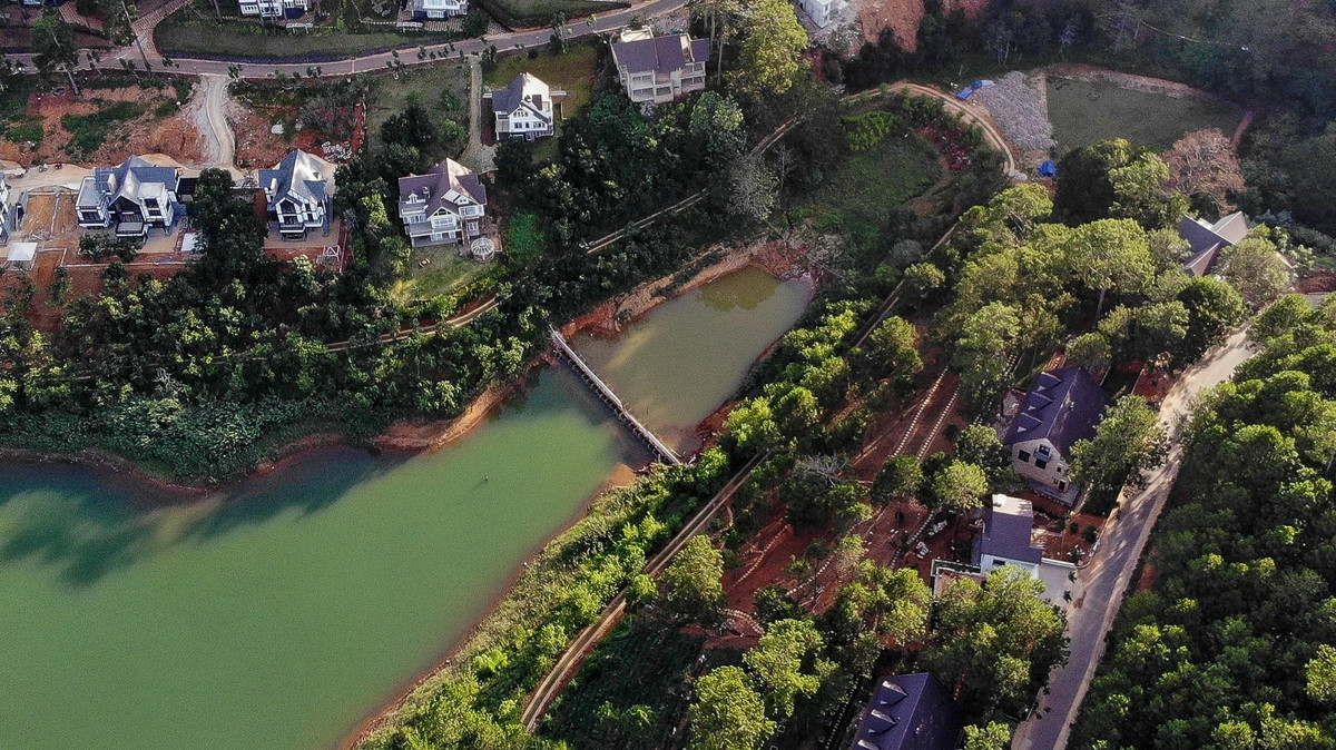 Đơn vị này đã ngang nhiên xây dựng một cầu và bờ kè kiên cố, dài 49 m, ngăn đôi một eo nước nhằm chiếm một phần lòng hồ. Đến nay, công trình mới chỉ được phá dỡ phần nổi trên mặt nước. Chủ đầu tư vẫn chưa tháo dỡ phần kè chìm sâu dưới mặt hồ. Ngoài ra, công ty cũng xây dựng một căn biệt tự có diện tích gần 132 m2 không có giấy phép.