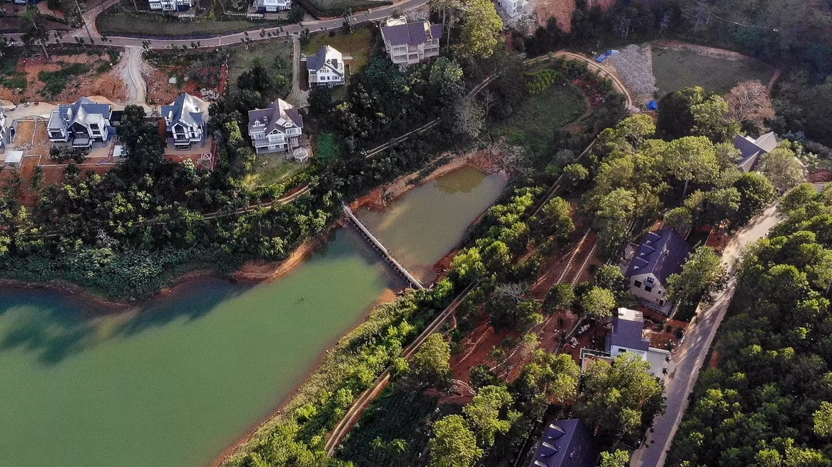 Đơn vị này đã ngang nhiên xây dựng một cầu và bờ kè kiên cố, dài 49 m, ngăn đôi một eo nước nhằm chiếm một phần lòng hồ. Đến nay, công trình mới chỉ được phá dỡ phần nổi trên mặt nước. Chủ đầu tư vẫn chưa tháo dỡ phần kè chìm sâu dưới mặt hồ. Ngoài ra, công ty cũng xây dựng một căn biệt tự có diện tích gần 132 m2 không có giấy phép.