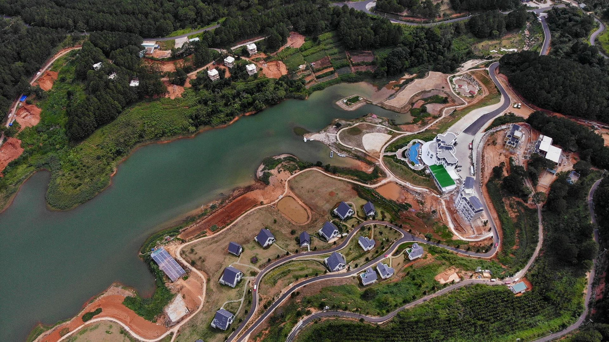 Dự án Dalat Wonder Resort (tên gọi cũ là khu nghỉ dưỡng cao cấp và du lịch sinh thái Hoàng Gia) thuộc Công ty cổ phần đầu tư Lý Khương. Chủ đầu tư đã san ủi mặt bằng lấp đất xuống lòng hồ khoảng 3 ha mà chưa được cơ quan chức năng cấp giấy phép.