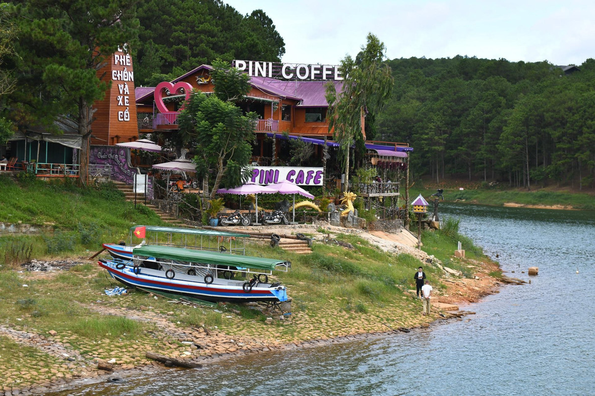 Quán cà phê Pini Coffee, một trong những địa điểm yêu thích của khách du lịch mỗi khi đến thăm hồ Tuyền Lâm từng là nhà chờ du khách khi tham quan Khu du lịch hồ Tuyền Lâm. Công ty TNHH Li Mi đã “biến đổi” hoàn toàn công năng nhà chờ thành cửa hàng kinh doanh cà phê.