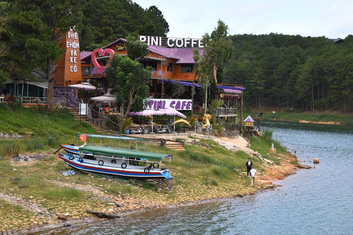 Quán cà phê Pini Coffee, một trong những địa điểm yêu thích của khách du lịch mỗi khi đến thăm hồ Tuyền Lâm từng là nhà chờ du khách khi tham quan Khu du lịch hồ Tuyền Lâm. Công ty TNHH Li Mi đã “biến đổi” hoàn toàn công năng nhà chờ thành cửa hàng kinh doanh cà phê.