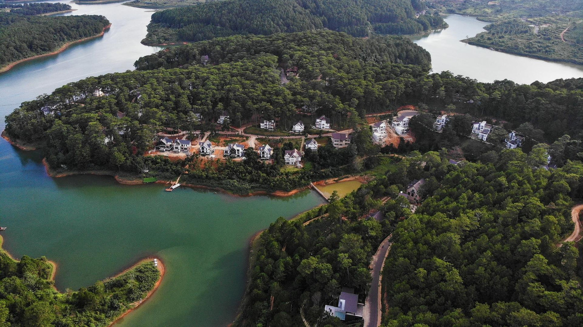 Khu xây dựng trái phép này nằm cách không xa nhà điều hành Ban quản lý Khu du lịch hồ Tuyền Lâm. Các phòng nghỉ trong dự án được kinh doanh với giá khoảng 1,3 triệu đồng/phòng.