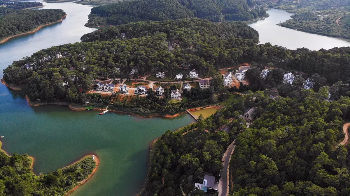 Khu xây dựng trái phép này nằm cách không xa nhà điều hành Ban quản lý Khu du lịch hồ Tuyền Lâm. Các phòng nghỉ trong dự án được kinh doanh với giá khoảng 1,3 triệu đồng/phòng.