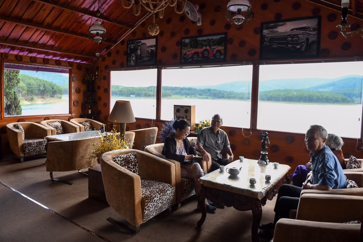 Tháng 6/2018, UBND tỉnh Lâm Đồng đã phạt hành chính đối với công ty Li Mi 80 triệu đồng, buộc tháo dỡ trong vòng 30 ngày. Tuy nhiên, đến nay, cơ sở kinh doanh này vẫn hoạt động, lượng khách ra vào tấp nập.