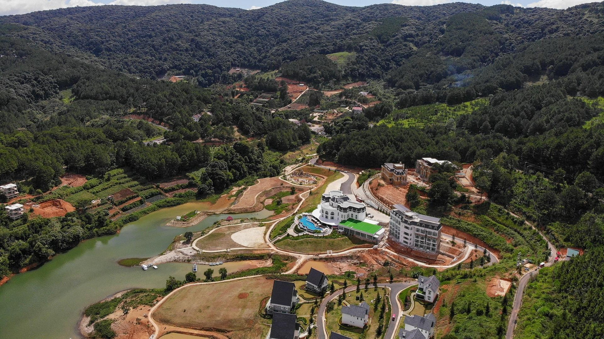 Dự án gồm nhiều căn nhà lắp ghép bằng vách gỗ với diện tích trung bình khoảng 24 m2. Giá cho thuê trung bình của khu nghỉ dưỡng này vào khoảng 1,3 triệu đồng/đêm.