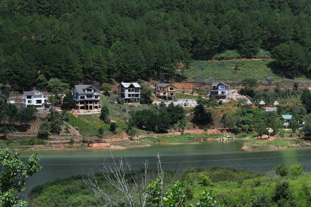 Nhiều công trình đã xây dựng xong phần thô nhưng không có dấu hiệu thi công, không có người trông coi, quản lí. Trước đó, UBND tỉnh Lâm Đồng đã phải gia hạn thêm thời gian thực hiện cho rất nhiều dự án nhưng không có nhiều dấu hiệu đẩy nhanh tiến độ thi công.