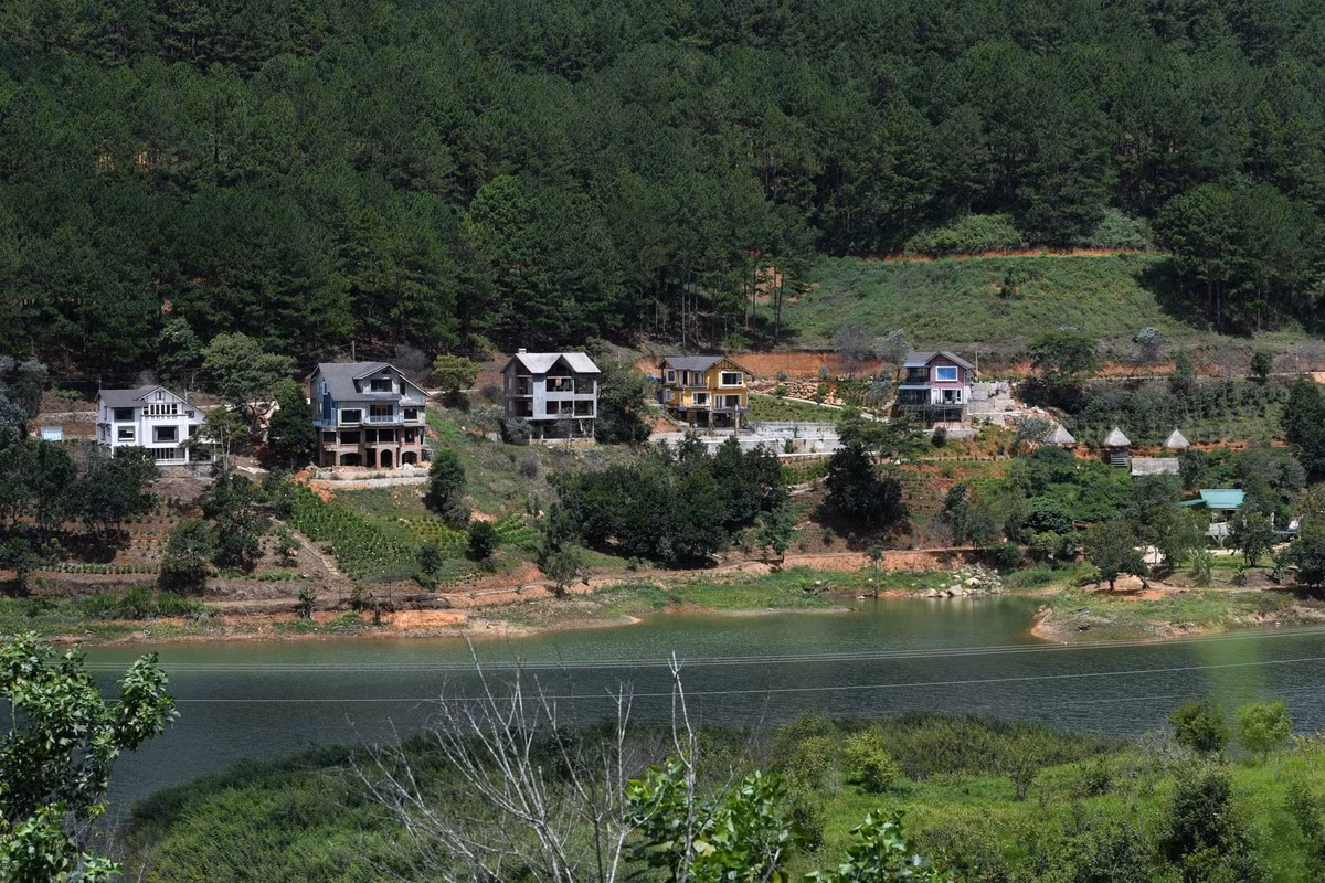 Nhiều công trình đã xây dựng xong phần thô nhưng không có dấu hiệu thi công, không có người trông coi, quản lí. Trước đó, UBND tỉnh Lâm Đồng đã phải gia hạn thêm thời gian thực hiện cho rất nhiều dự án nhưng không có nhiều dấu hiệu đẩy nhanh tiến độ thi công.